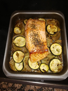 Una foto de Salmón al horno con verduras