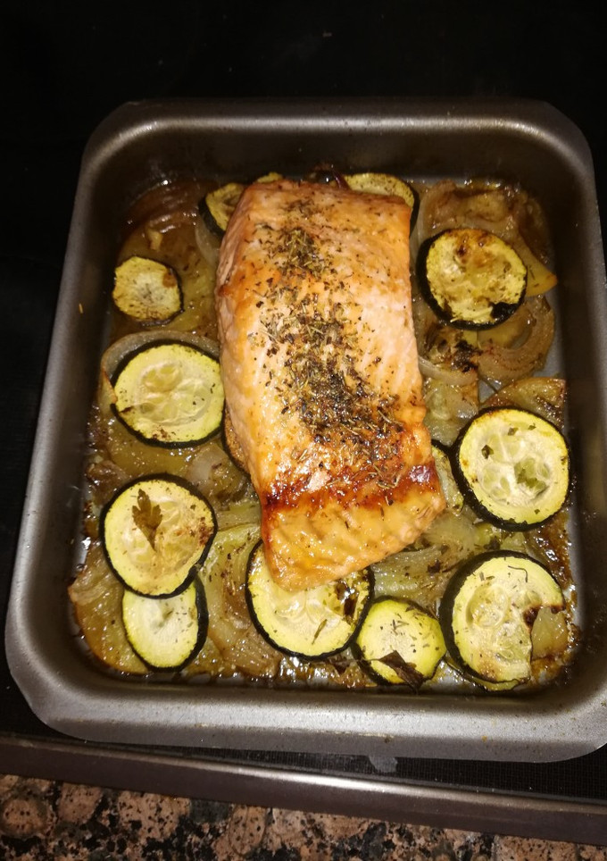 Una foto de Salmón al horno con verduras