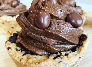 Une photo de Cookie cups et mousse chocolat noir fleur de sel