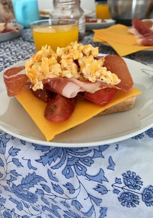 Una foto de Tostada de jamón y huevos revueltos