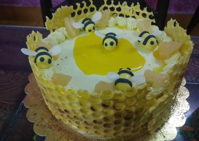 Honeycomb pineapple cake with bees