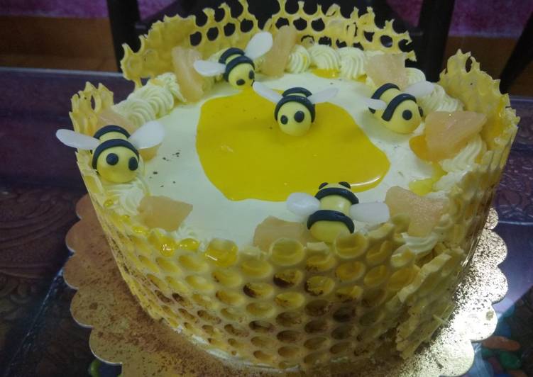 Honeycomb pineapple cake with bees