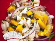 Una foto de ceviche de mango verde