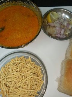 मिसल पाव (Misal pav recipe in Hindi) रेसिपी मुख्य फोटो