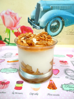 Una foto de Vasito de yogur con manzana a la miel
