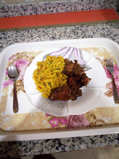 Jolof din makaroni da soyyayan nama ainihin hoton girkin