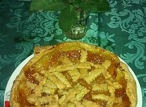 O poză a rețetei Tartă cu foietaj și gem de caise.