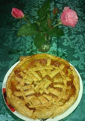 O poză a rețetei Tartă cu foietaj și gem de caise.