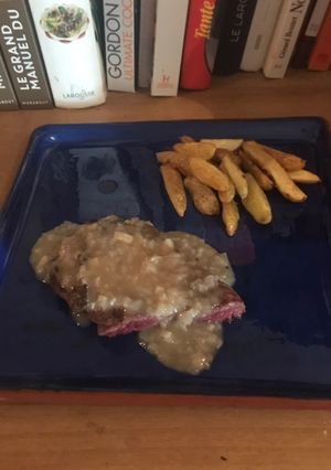 Une photo de Onglet à l’échalote, frites du Touquet