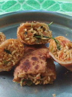 क्रिस्पी मैग्गी स्प्रिंग रोल (spring rolls recipe in marathi) रेसिपी चे मुख्य फोटो