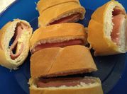 Una foto de pan relleno salame