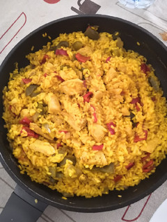 Una foto de Arroz a lo pobre o arroz con pollo y verduras