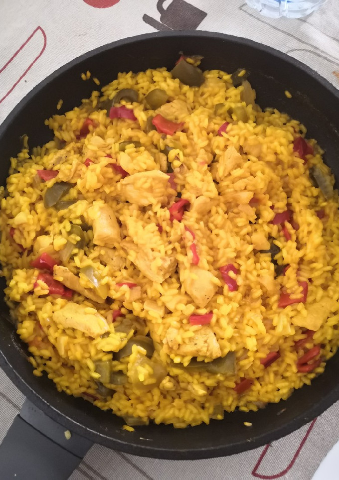 Una foto de Arroz a lo pobre o arroz con pollo y verduras