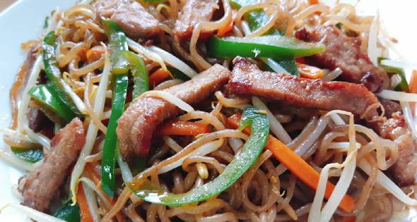 เส้นบุกผัดหมูเส้นพริกหวาน