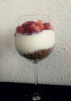 Una foto de Copa de yogurt y fresas