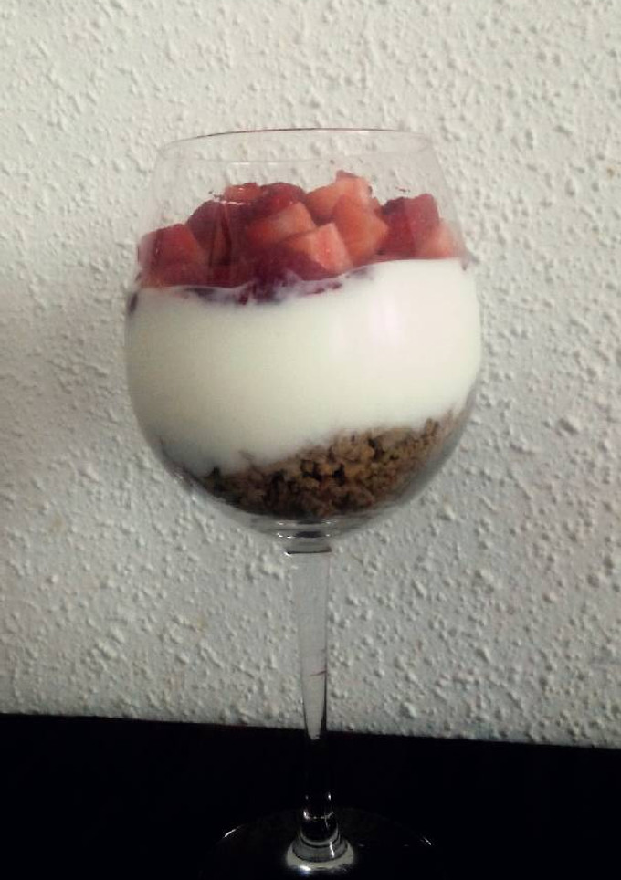 Una foto de Copa de yogurt y fresas