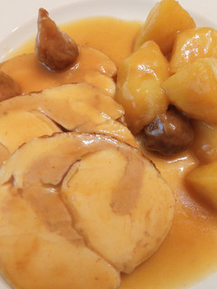 Una foto de Pollo relleno con higos y manzana