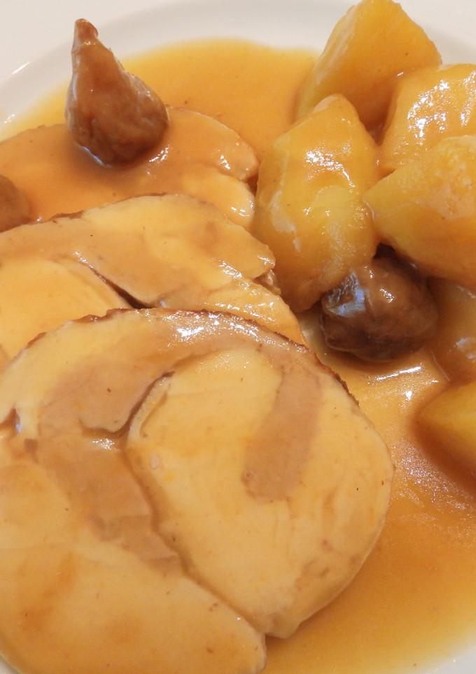 Una foto de Pollo relleno con higos y manzana