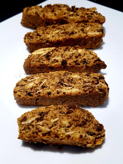 Una foto de Biscottis con chocolate y café, estilo moca