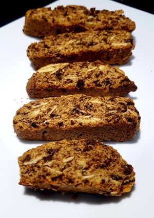 Una foto de Biscottis con chocolate y café, estilo moca
