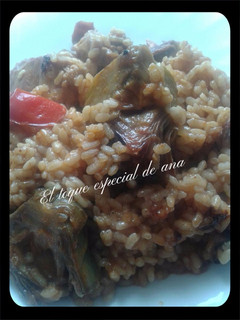 Una foto de Arroz con conejo y alcachofas