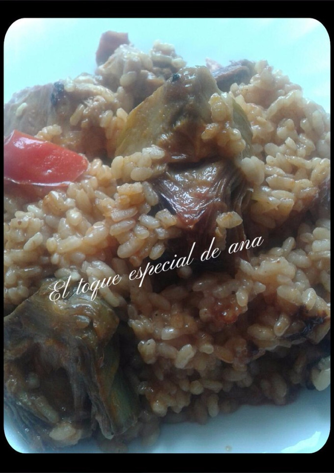 Una foto de Arroz con conejo y alcachofas