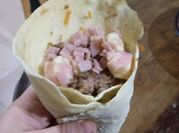 Una foto de tacos de carne y pollo