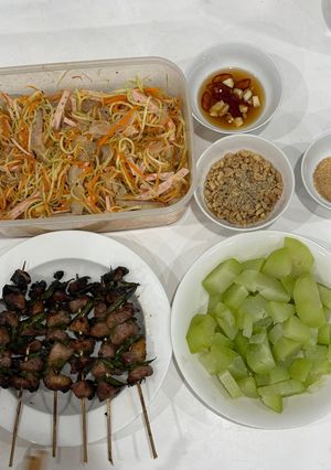 Hình của món Cơm nhà với vai heo nướng lá móc mật, nộm sứa xoài xanh đu đủ cà rốt giò lụa, su su chấm muối vừng.