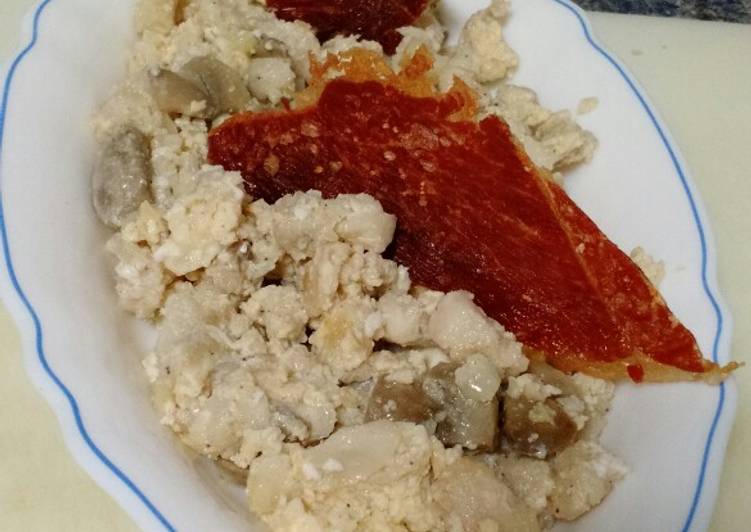 Tapa revuelto merluza con champi