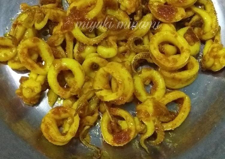 Langkah Mudah untuk Menyiapkan Cumi goreng kunyit Anti Gagal