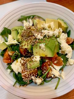 Una foto de Ensalada de rúcula, aguacate y mozzarella con vinagreta de manzana