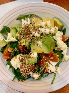 Una foto de Ensalada de rúcula, aguacate y mozzarella con vinagreta de manzana