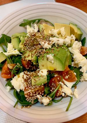 Una foto de Ensalada de rúcula, aguacate y mozzarella con vinagreta de manzana