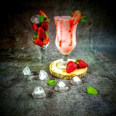 A picture of Strawberry lassi.