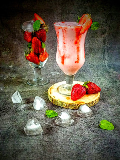 A picture of Strawberry lassi.