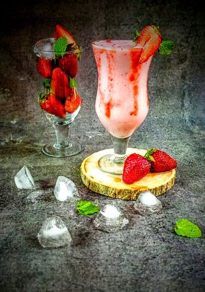 A picture of Strawberry lassi.