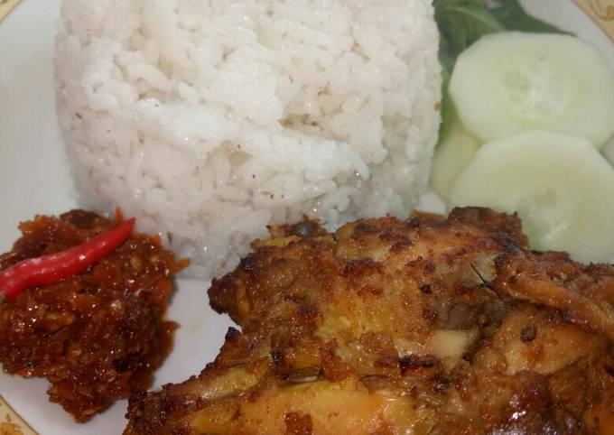 Bagaimana Membuat Ayam panggang bumbu rujak yang Bisa Manjain Lidah