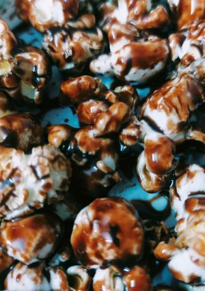 चॉकलेट पॉपकॉर्न (Chocolate popcorn recipe in Hindi) रेसिपी मुख्य फोटो