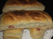 Una foto de pan casero con salami