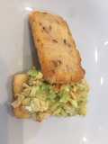Tosta de guacamole de aguacate, surimi, bonito en escabeche blanco y huevo duro