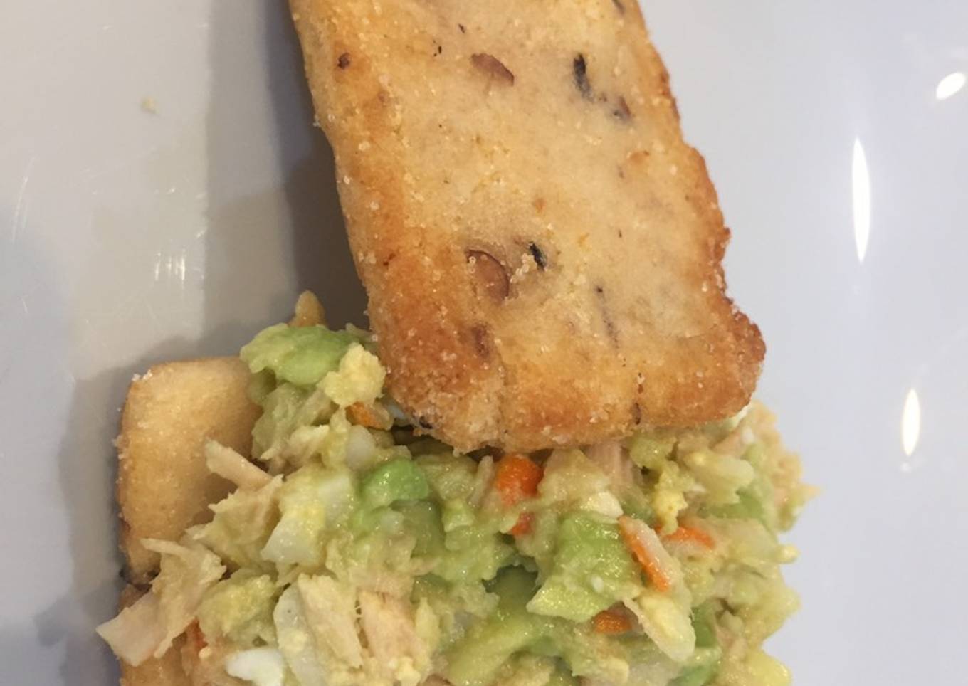 Tosta de guacamole de aguacate, surimi, bonito en escabeche blanco y huevo duro