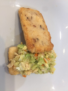 Una foto de Tosta de guacamole de aguacate, surimi, bonito en escabeche blanco y huevo duro