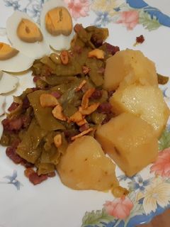 Una foto de Judías verdes rehogadas con patatas y huevos cocidos