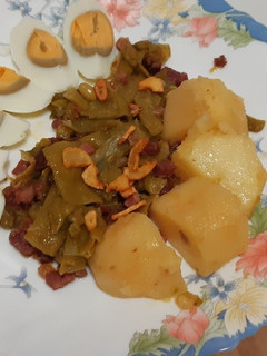 Una foto de Judías verdes rehogadas con patatas y huevos cocidos