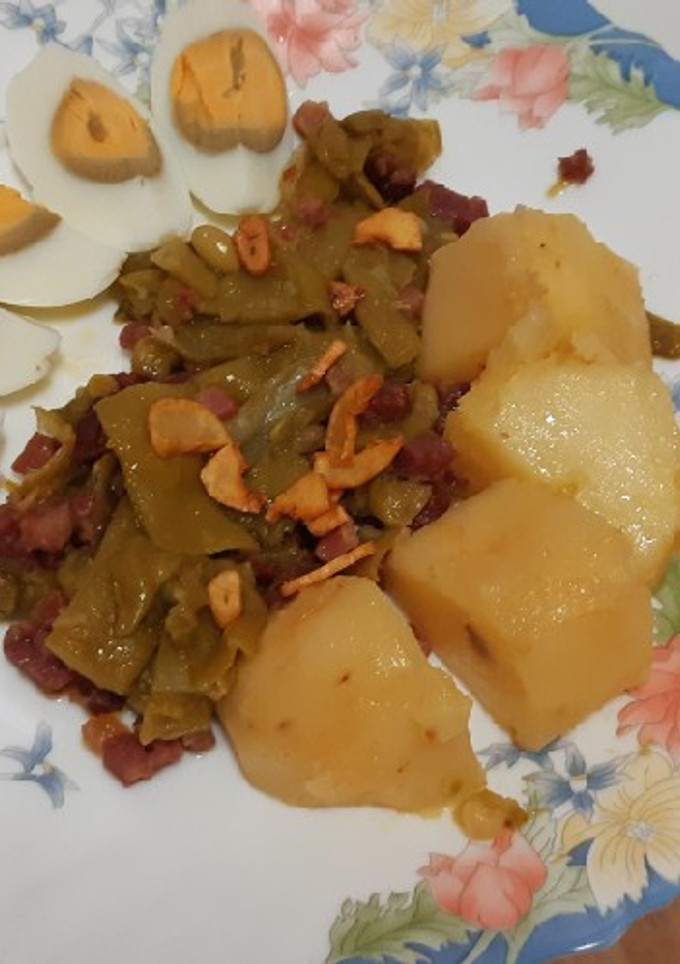 Una foto de Judías verdes rehogadas con patatas y huevos cocidos