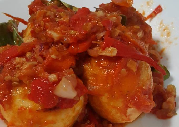 Bagaimana Menyiapkan Telor sambal balado matah simple dan enak Anti Gagal