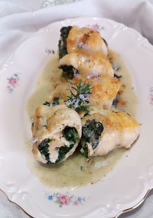 Foto di Involtini di pollo con spinaci e formaggio filante con cremina a modo mio