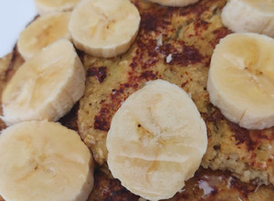 Una foto de Panqueque con banano y avena aromatizado🍌