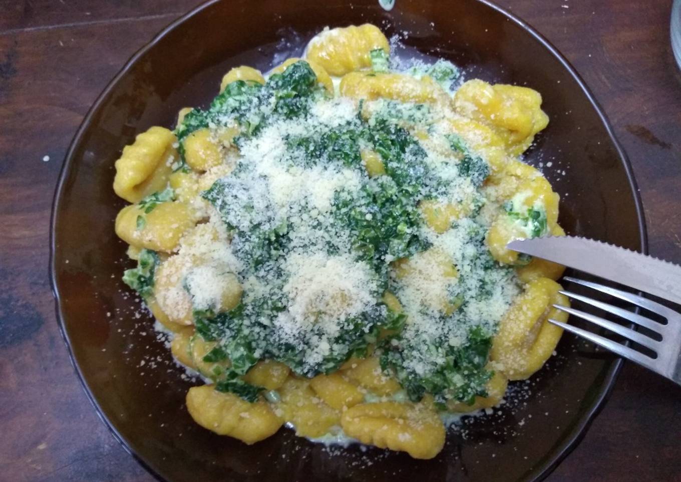 Ñoquis de calabaza con salsa crema de espinaca