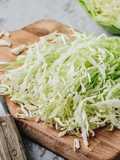 Ensalada de col con leche y queso